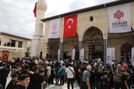Depremde hasar gören Şeyh Fettullah Camii ibadete açıldı