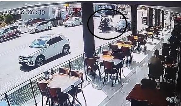 Hafif ticari araç ile üç tekerlekli motosiklet çarpıştı; kaza anı kamerada