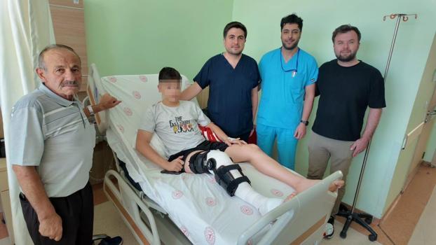 Çocuk hastaya büyüme plakları korunarak özel cerrahiyle çapraz bağ ameliyatı