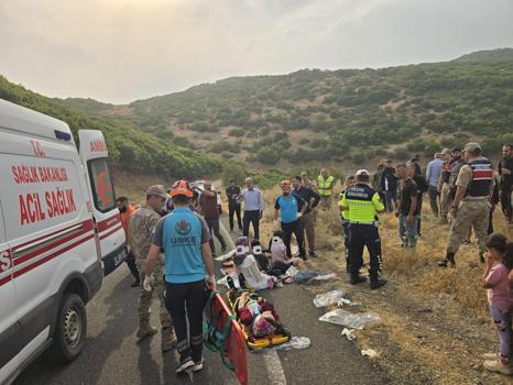 Bingöl’de minibüs şarampole devrildi: 10 yaralı