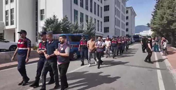 Hırsızlık şüphelilerine, adliyede yakınlarından tükürüklü tepki