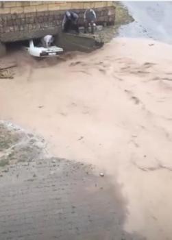 Nevşehir’de sel sularına kapılan otomobildeki 3 kişi köylüler tarafından kurtarıldı