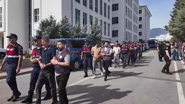 Hırsızlık şüphelilerine, adliyede yakınlarından tükürüklü tepki