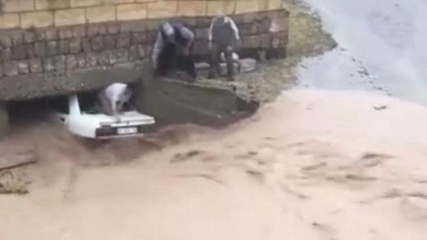 Nevşehir’de sel sularına kapılan otomobildeki 3 kişi köylüler tarafından kurtarıldı