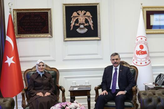 Bakan Çiftçi: Vatandaşın ihtiyacını doğru zamanda ve yerinde ihtiyaçlarını görmekle mükellefiz
