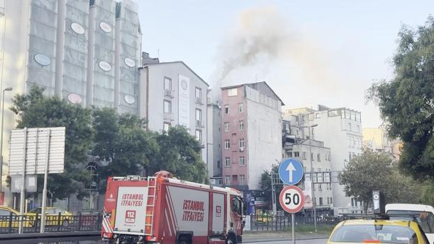 Beyoğlu’nda iş yeri yangını söndürüldü