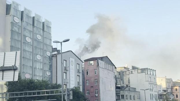 Beyoğlu’nda iş yeri yangını söndürüldü