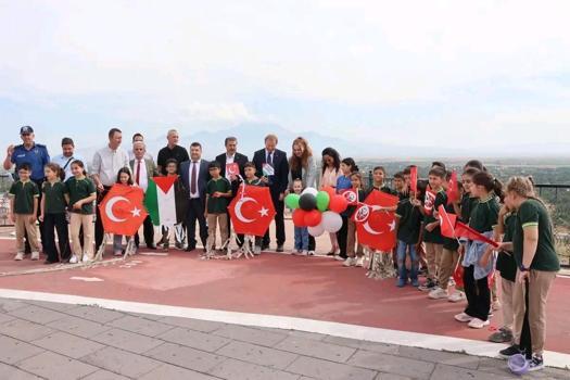 Kayseri’de öğrenciler, uçurtmalarını Gazzeli çocuklar için uçurdu