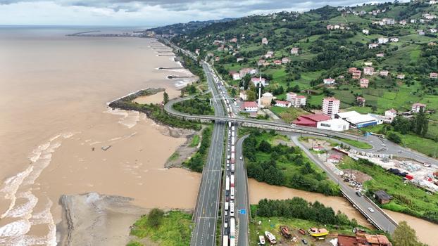 Rize’de sağanak, sel ve taşkınlara yol açtı (2)