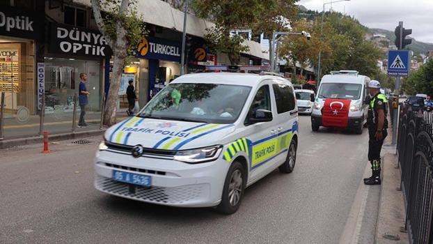 Şehit polisin cenazesini meslektaşları selam vererek uğurladı