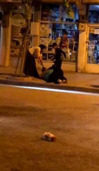 Caddede iki kadının sopalı kavgası kamerada