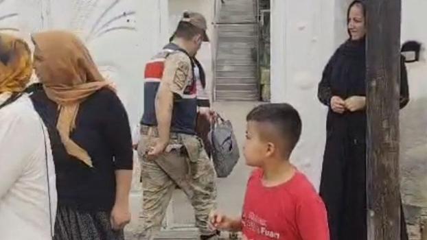 Ev sahibini bıçaklayıp sandalyeye bağladılar, gasbettikleri altınlarla kaçtılar