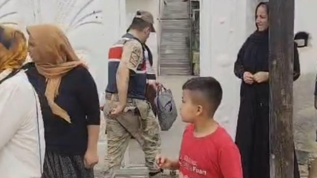 Ev sahibini bıçaklayıp sandalyeye bağladılar, gasbettikleri altınlarla kaçtılar