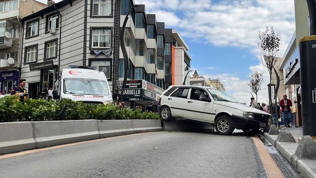 Otomobilin önce yayaya ardından da refüje çarptığı kaza kamerada