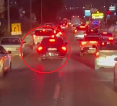 Otomobilin, ihbara giden itfaiye aracının önünde ilerlediği anlar kamerada