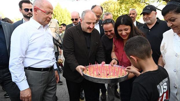 Mustafa Varank, Bursa’dan Özür Özel’e börek dağıtarak cevap verdi