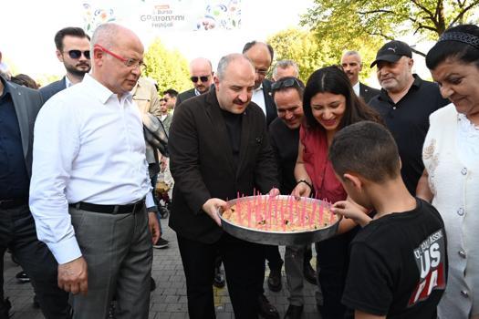 Varank, Bursa Uluslararası Gastronomi Festivali’nde börek dağıttı / Ek fotoğraf