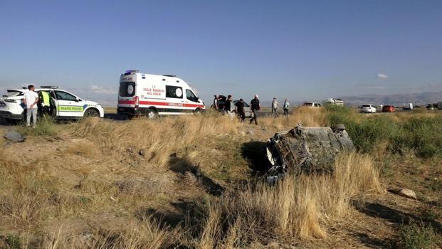 Kayseri’de otomobil şarampole devrildi: 3 yaralı