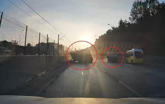 Kamyonetin çarptığı hafif ticari araç, otomobilin üstüne devrildi; kaza kamerada