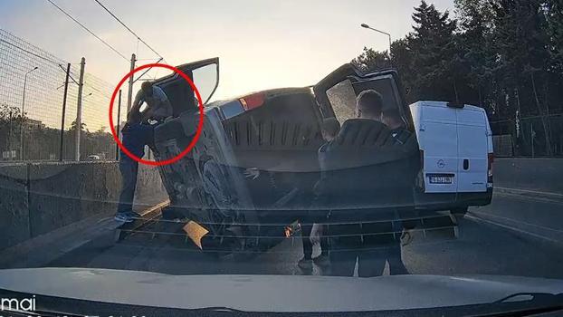 Kamyonetin çarptığı hafif ticari araç, otomobilin üstüne devrildi; kaza kamerada