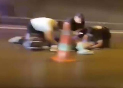İzmir'de motosiklet, bariyerlere çarpıp devrildi; 1 ölü, 1 yaralı