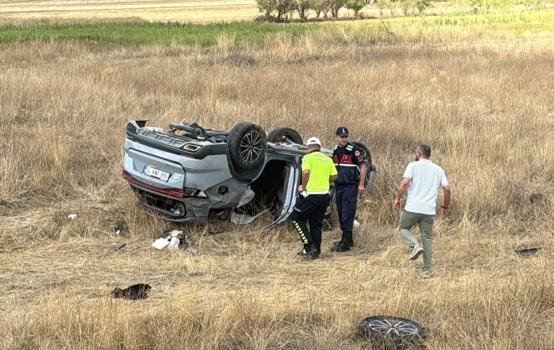 Sürücüsünün direksiyon hakimiyetini kaybettiği otomobil tarlaya uçtu: 1'i çocuk 3 kişi yaralandı