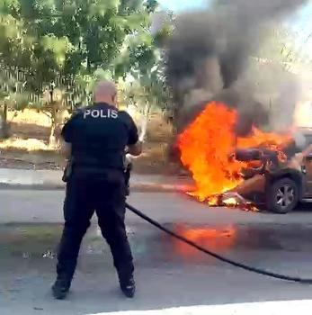 Avcılar’da yanan otomobile polisten tüp ve su tankeri ile müdahale