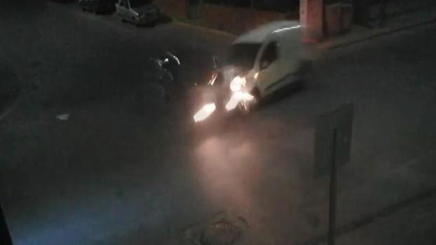 Hafif ticari araç ile otomobilin çarpışması kamerada; 2 yaralı