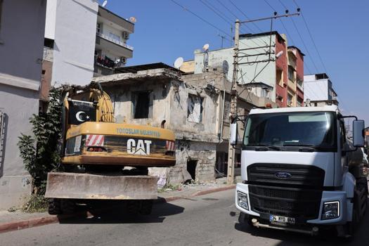 Toroslar’da metruk yapılar temizleniyor