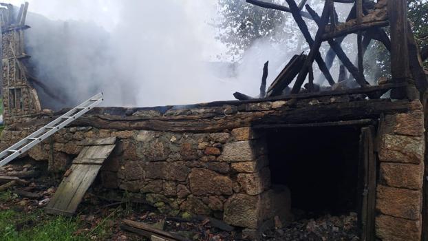 Atıl durumdaki ev yangında kullanılamaz hale geldi