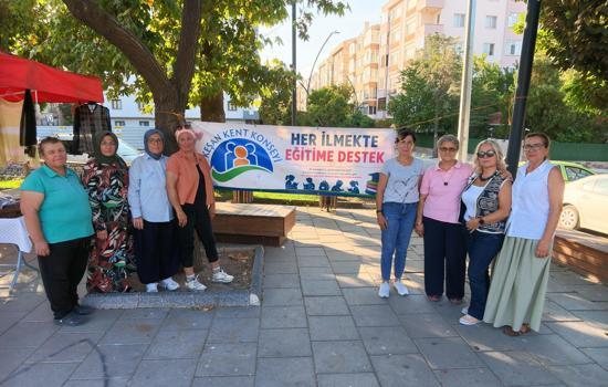 Kadınlar el emeği ürünlerini satıp, 15 ihtiyaç sahibi öğrencinin eğitimine destek oldu