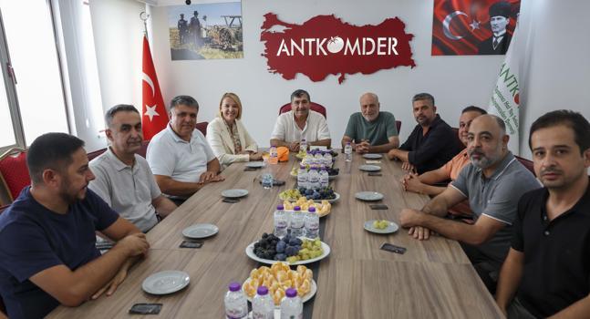 Hatice Öz, Antalya Toptancı Hali'nde projelerini anlattı