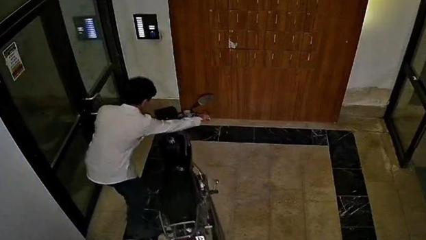Motosikleti sürükleyerek çaldı; o anlar kamerada