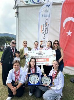 Feriha Uyar Kız MTAL, Uluslararası Gastronomi Festivali’nden 3’üncülük kupasıyla okula döndü