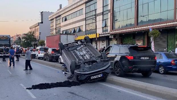 Güngören’de sürücüsünün direksiyon hakimiyetini kaybettiği otomobil takla attı; kaza kamerada