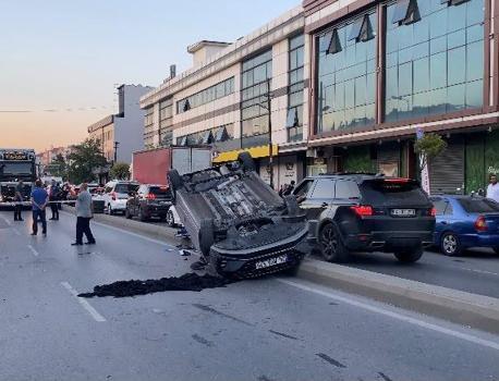 Güngören’de sürücüsünün direksiyon hakimiyetini kaybettiği otomobil takla attı; kaza kamerada