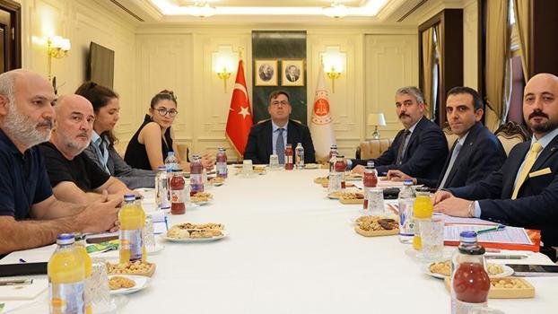 Adalet Bakan Yardımcısı Tuncay, depremde yakınlarını kaybedenlerle bir araya geldi