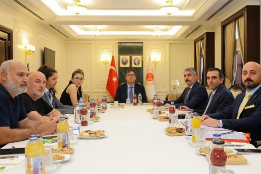 Adalet Bakan Yardımcısı Tuncay, depremde yakınlarını kaybedenlerle bir araya geldi