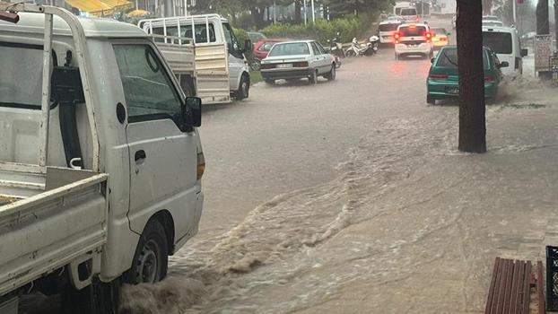 Antalya'da sağanak taşkına neden oldu