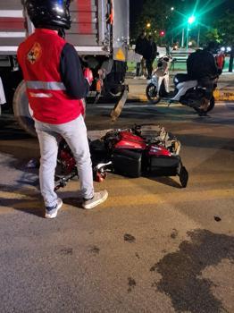 Park halindeki TIR'a çarpan motosikletin sürücüsü ağır yaralandı