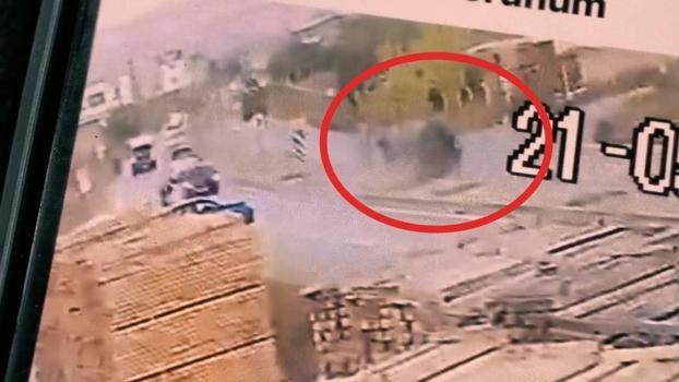 Refüje çarpan otomobilin devrilmesi kamerada; 1 yaralı