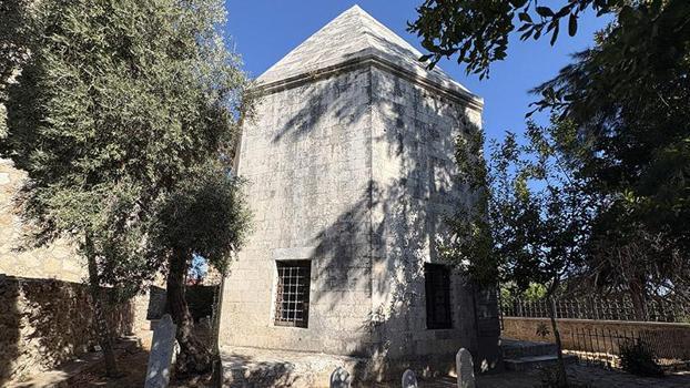 Antalya'da 'Zincirkıran' Mehmet Bey'in 649 yıllık türbesi zamana meydan okuyor