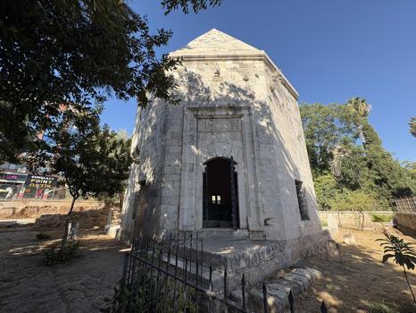 Antalya'da 'Zincirkıran' Mehmet Bey'in 649 yıllık türbesi zamana meydan okuyor
