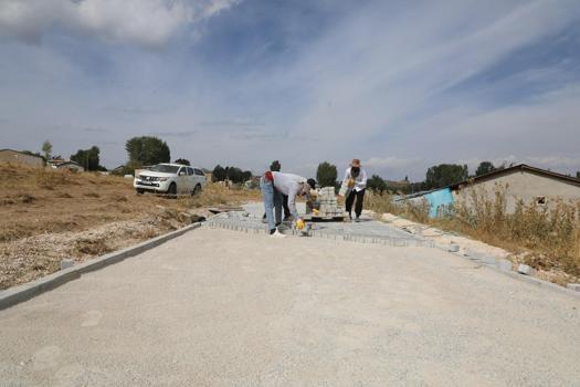 Tuşba’da kırsalda parke, merkezde asfalt çalışması