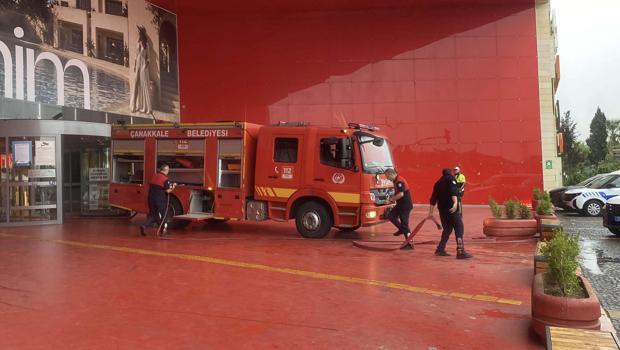 AVM'deki teknoloji mağazasında yangın