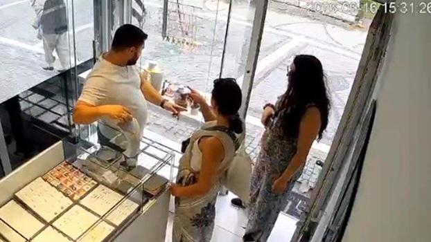Bulgaristan uyruklu 2 kadının 325 bin liralık altın ve gözlük çaldığı anlar kamerada