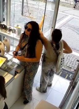 Bulgaristan uyruklu 2 kadının 325 bin liralık altın ve gözlük çaldığı anlar kamerada