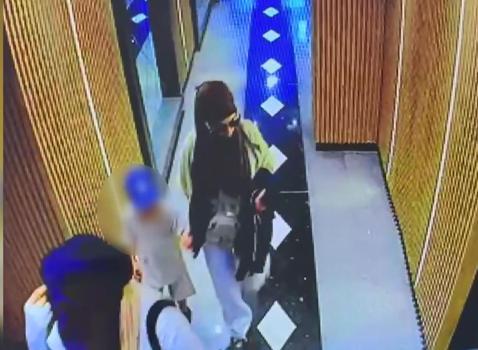 Avcılar'da hırsızlık için binaya giren 3 kadın şüpheli kamerada