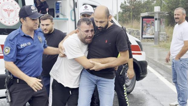 Arnavutköy'de yağış nedeniyle kayganlaşan yola devrilen kamyona hafriyat aracı çarptı; 2 yaralı