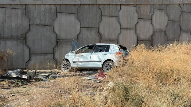 Üst geçitten düşen otomobilin sürücüsü yaralandı